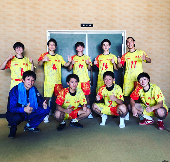 ハンドボールで汗を流し、学生時代の仲間とも交流。